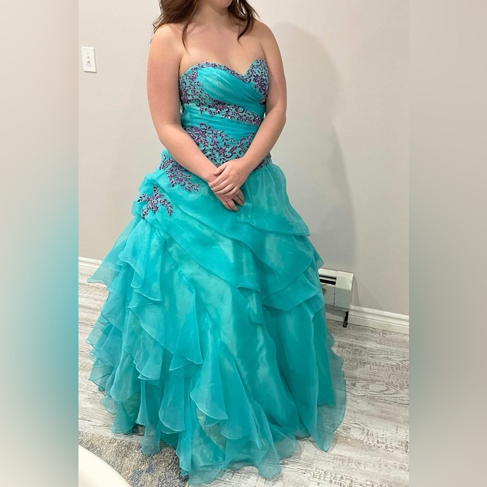 Gorgeous teal prom dress👗